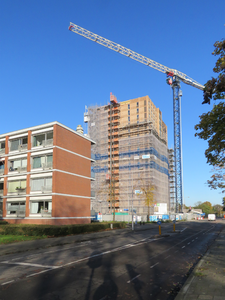 847199 Gezicht op de bouw van het studentencomplex Sequioa aan de Burgemeester Fockema Andreaelaan te Utrecht, vanaf de ...